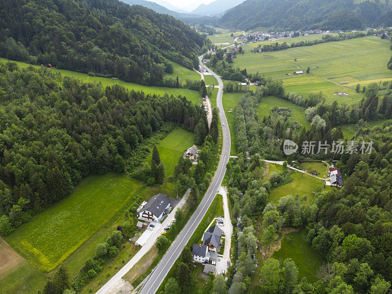 鸟瞰图:市区内有足球场和跑道的体育场。地点:斯洛文尼亚Kranjska Gora